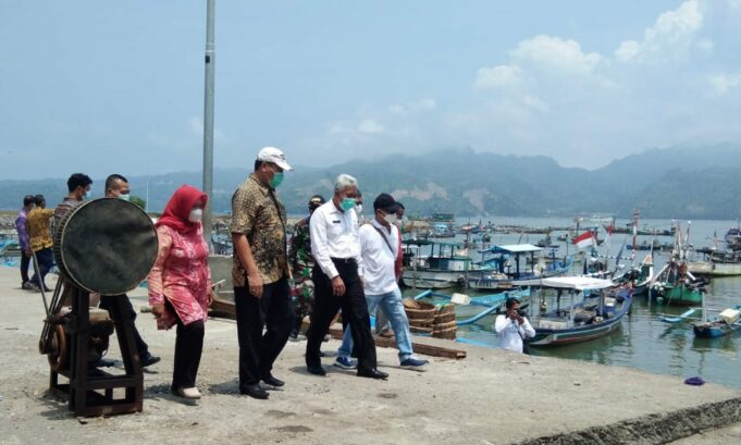 Jemput Bola, DPM-PTSP Layani Penerbitan 267 Perizinan Nelayan Pantai Popoh