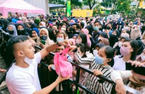 Pengusaha Surabaya Bagikan Ribuan Paket Berisi Sembako, Sepatu dan Sendal Sebagai Persiapan Lebaran