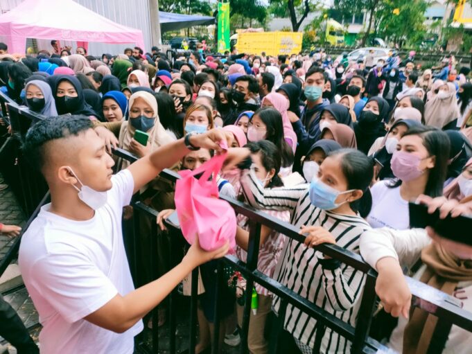 Pengusaha Surabaya Bagikan Ribuan Paket Berisi Sembako, Sepatu dan Sendal Sebagai Persiapan Lebaran